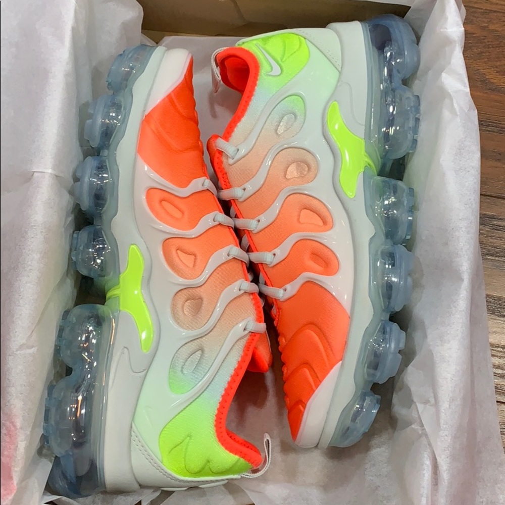 WMNS AIR VAPORMAX PLUS - Picture 11 of 16